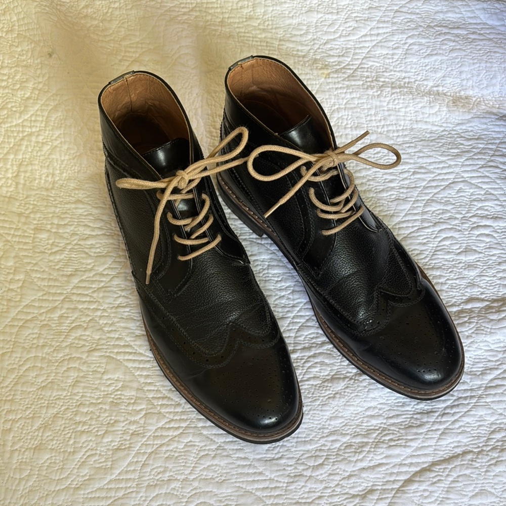Sophisticated Black and Tan Leather Oxfords with Wingtip Design
